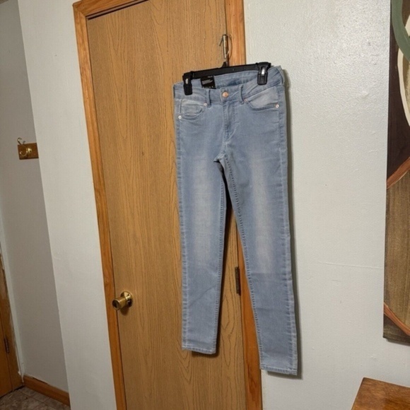 Divided H&M NWT Size 6 Light Wash Mid-Rise Super Slim Leg Jeans w/29" Inseam - Picture 1 of 5